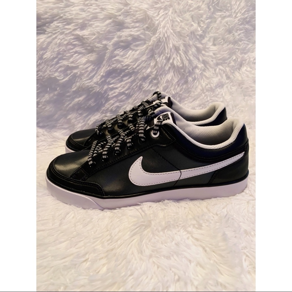 Nike Black and White Tennis Shoes 5 Youth size